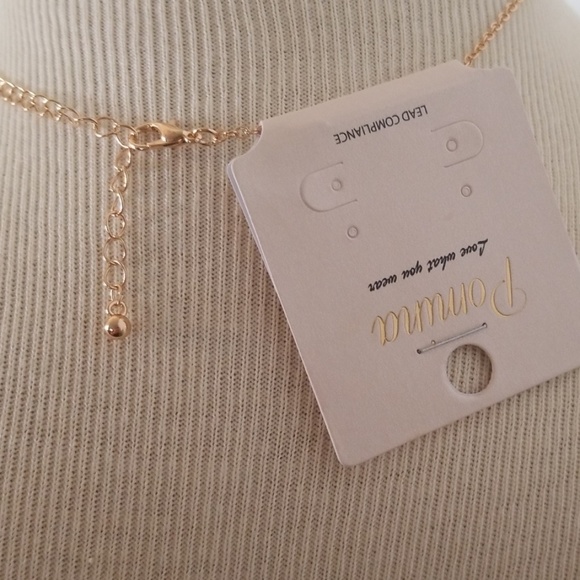 ⭐HP⭐ NWT Blue pendant on gold chain necklace - Picture 3 of 3